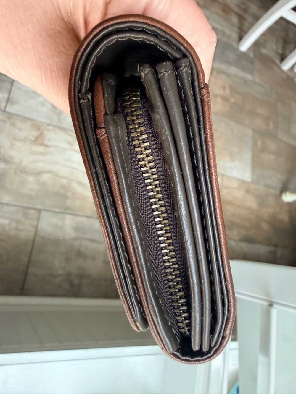 Cole Haan Accordian leather wallet with snap closure equestrian style hardware - Picture 4 of 10